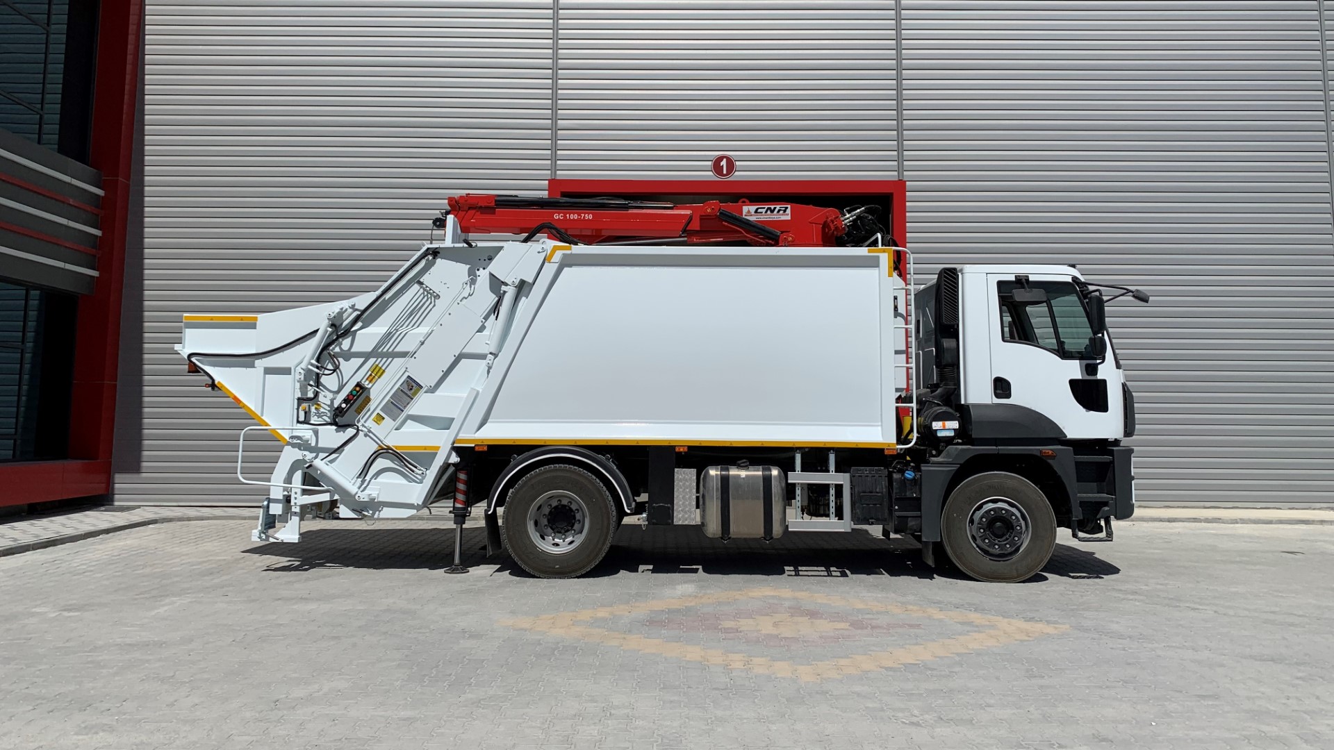 HYDRAULIC GARBAGE COMPACTOR TRUCK