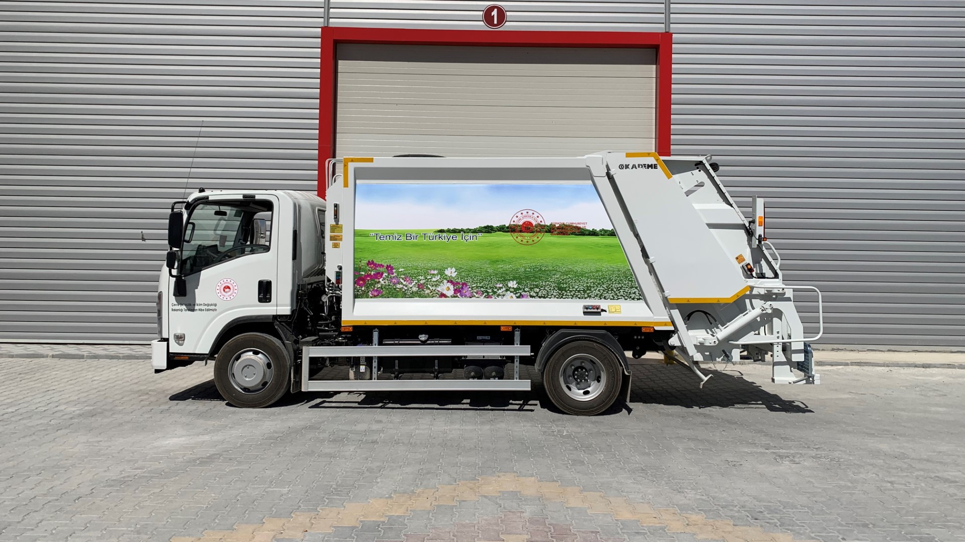 HYDRAULIC GARBAGE COMPACTOR TRUCK