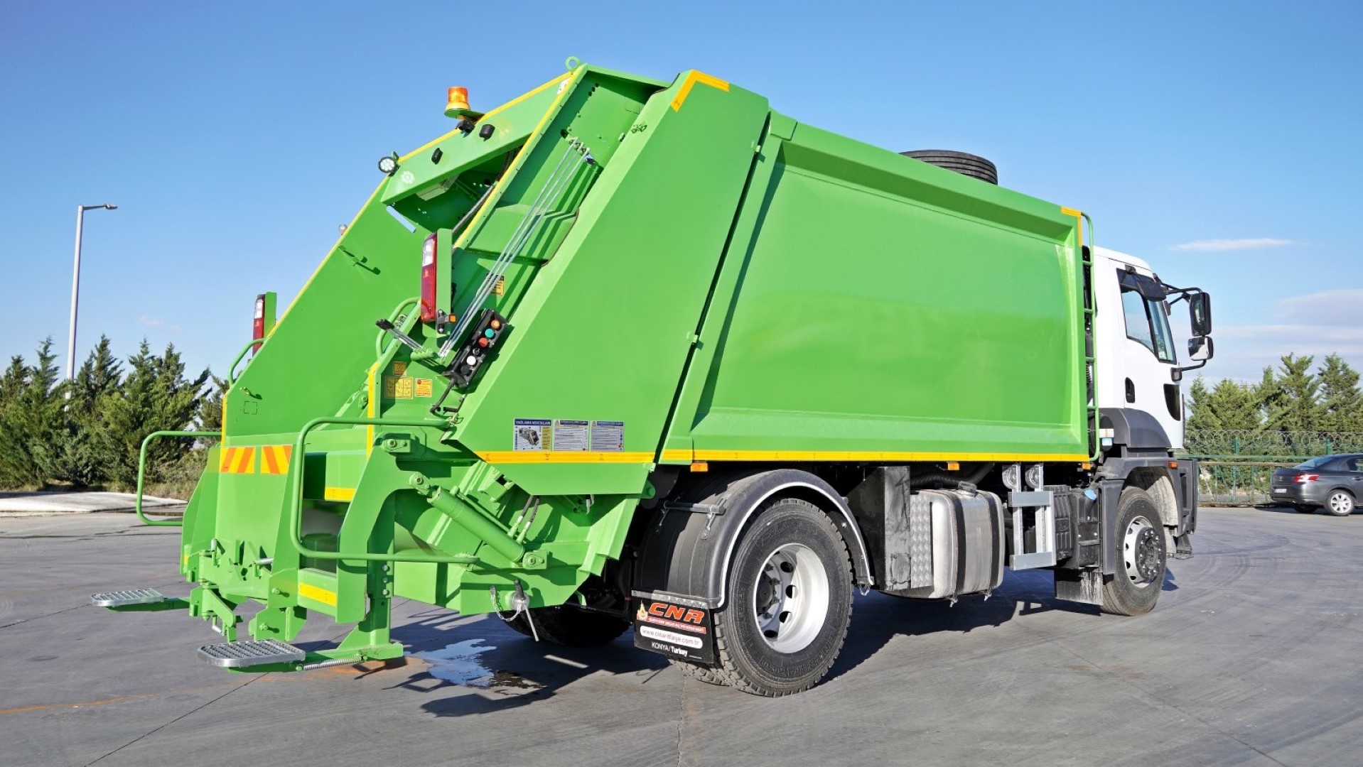HYDRAULIC GARBAGE COMPACTOR TRUCK