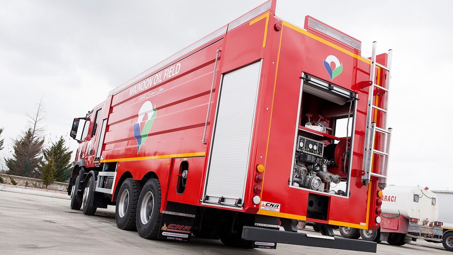 FIREFIGHTING VEHICLE